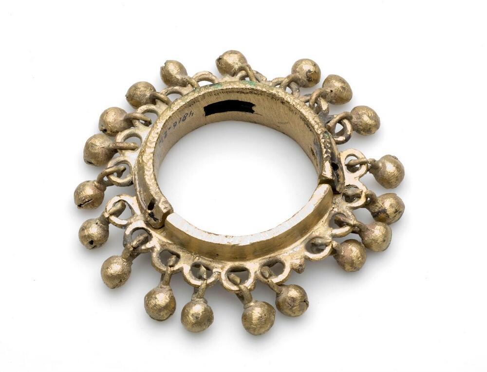 Armband gedragen door vrouwen
