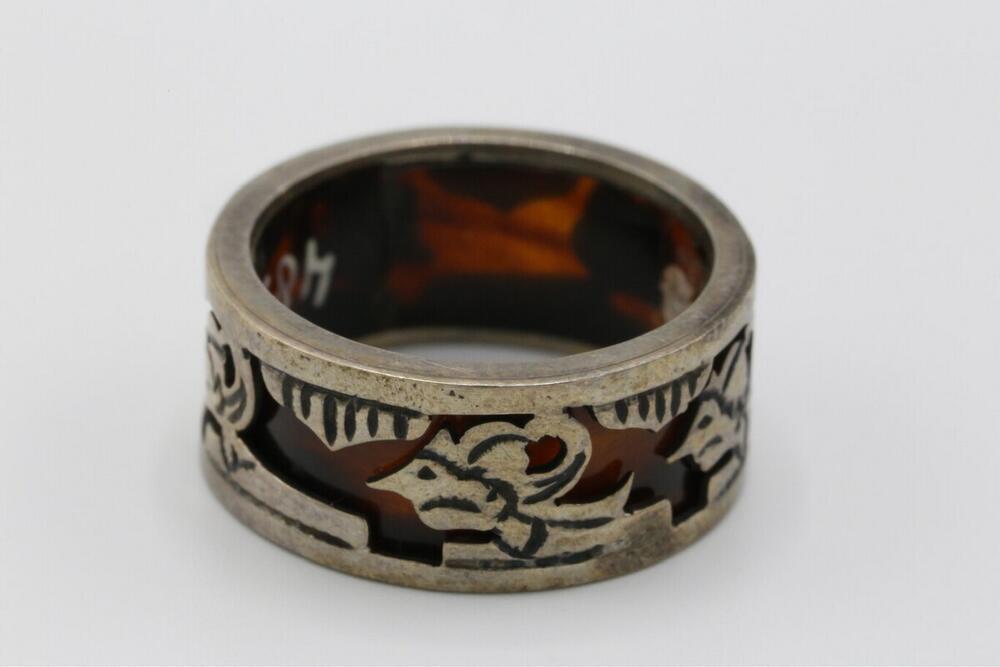 Ring met wajangfiguren