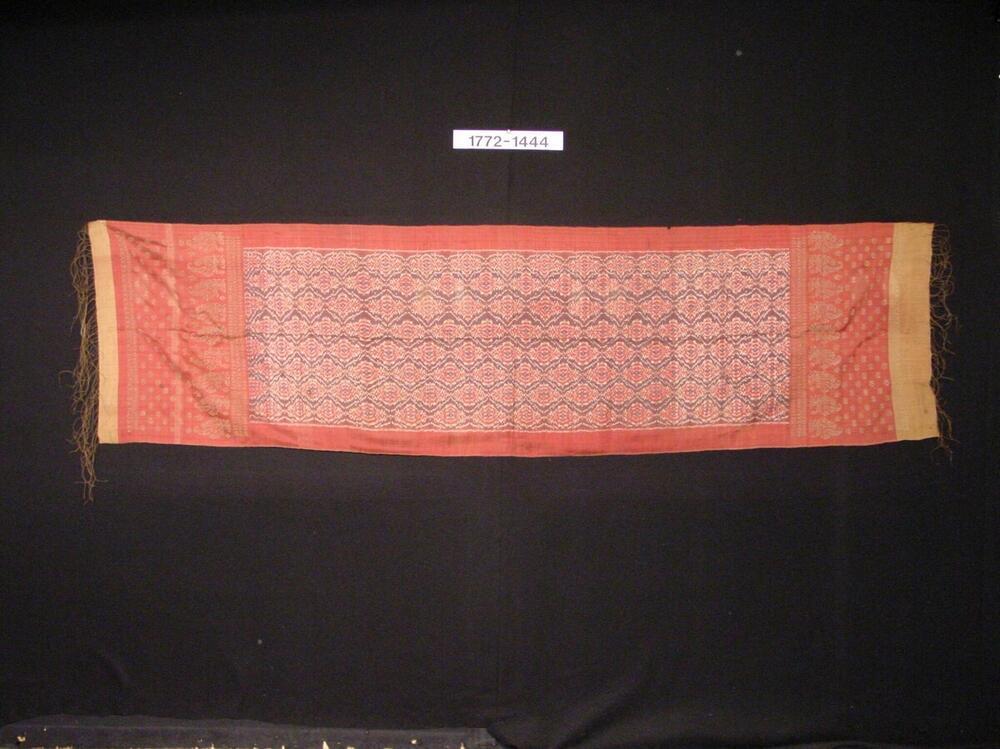 Zijden schouderdoek, met ornament in inslagikat en ingeweven gouddraad