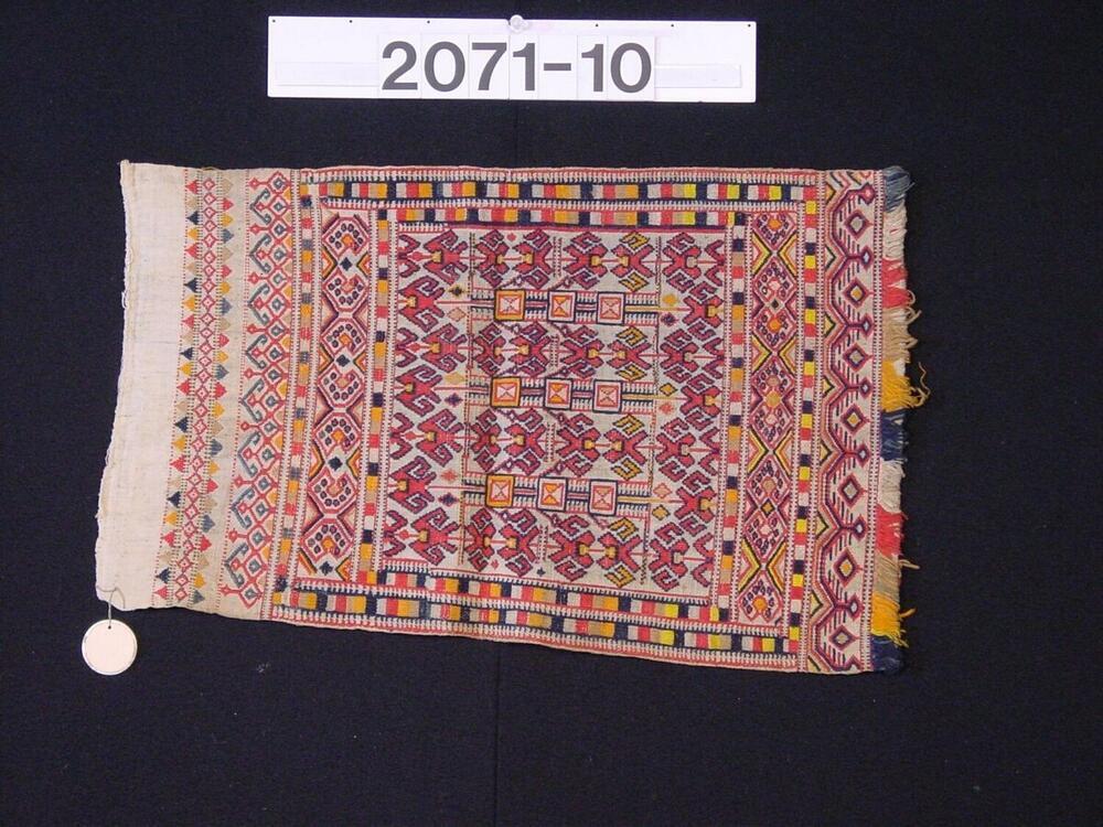 Eindslip van een schaamgordel met ornament in sungkittechniek
