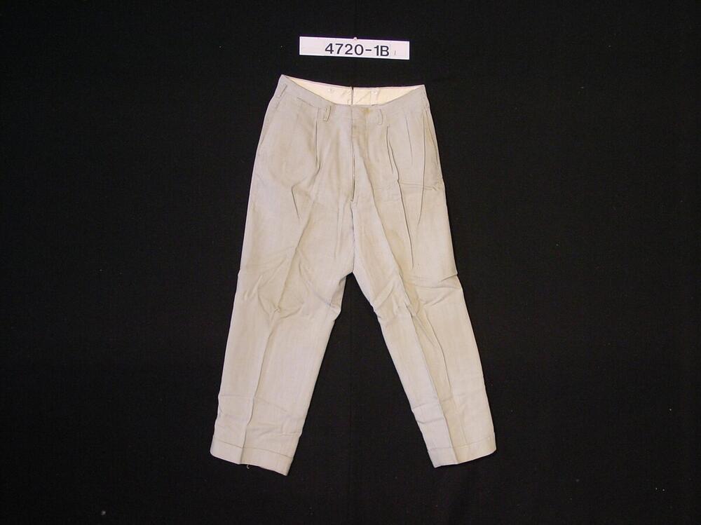 Linnen pantalon als onderdeel van een herenkostuum