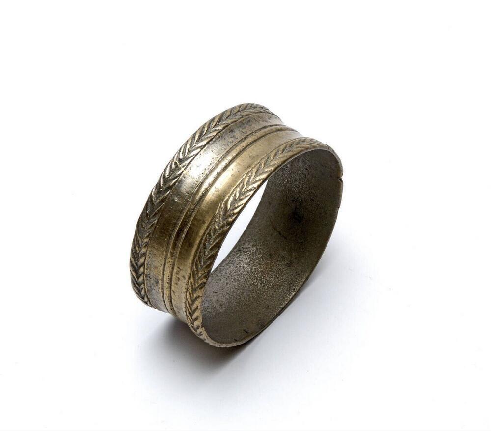 Messingen armband, versierd met snoerornament