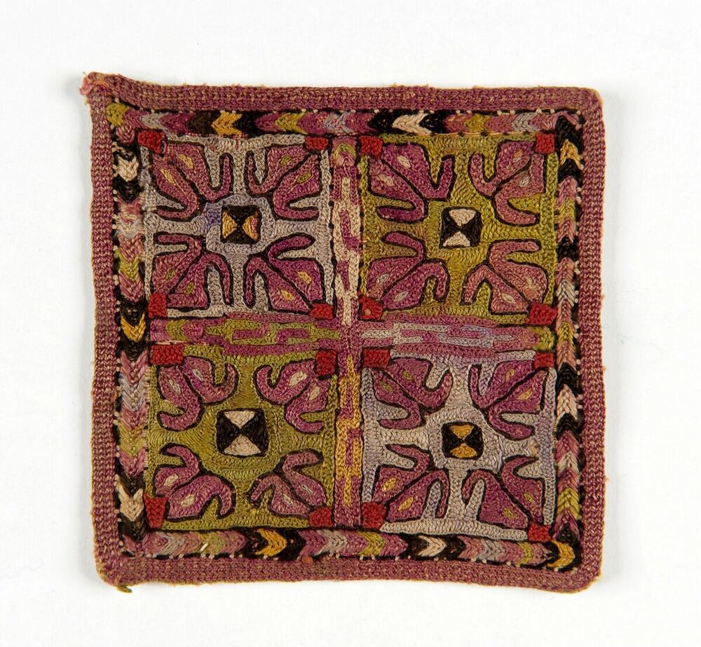Amulet van textiel met patronen versierd