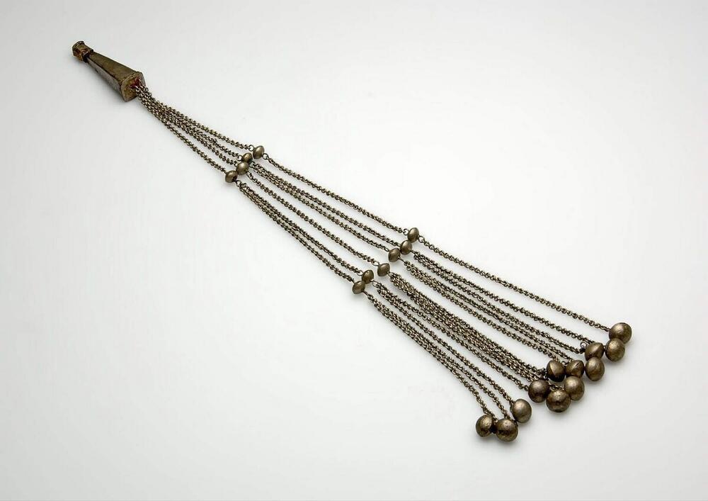 Haarketting die deels in het haar wordt gevlochten