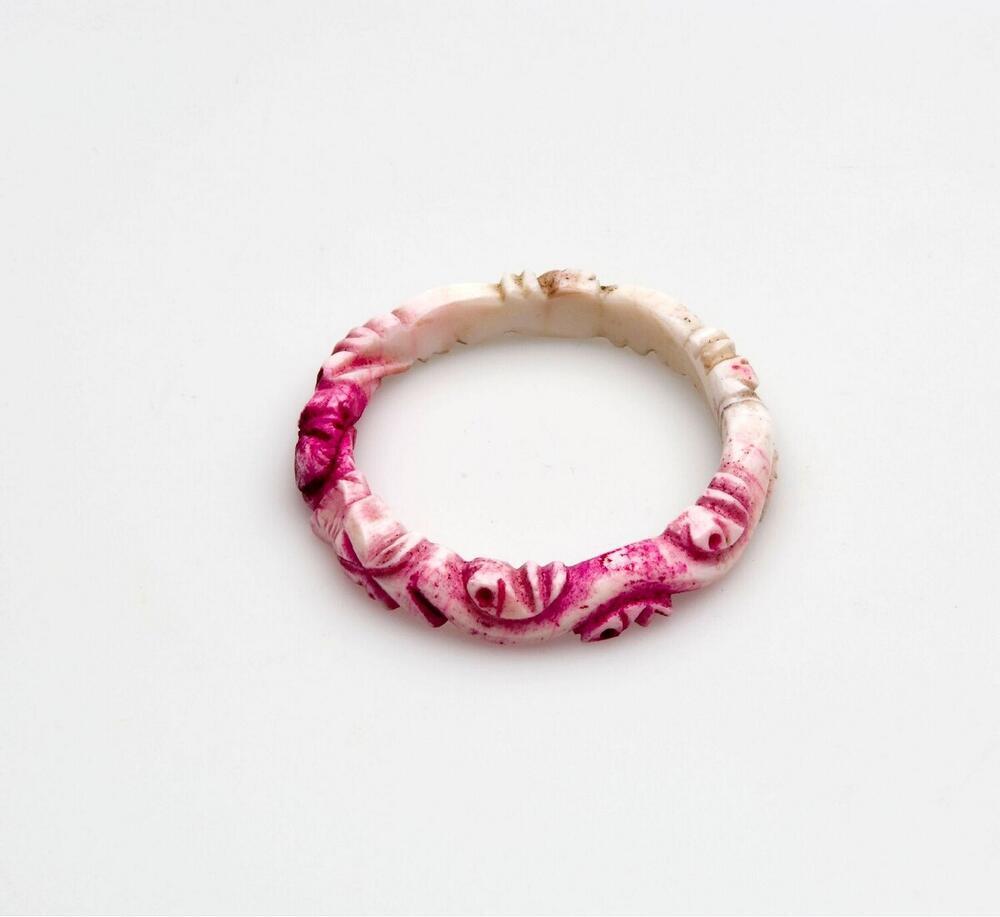 Bewerkte armband uit schelp vervaardigd