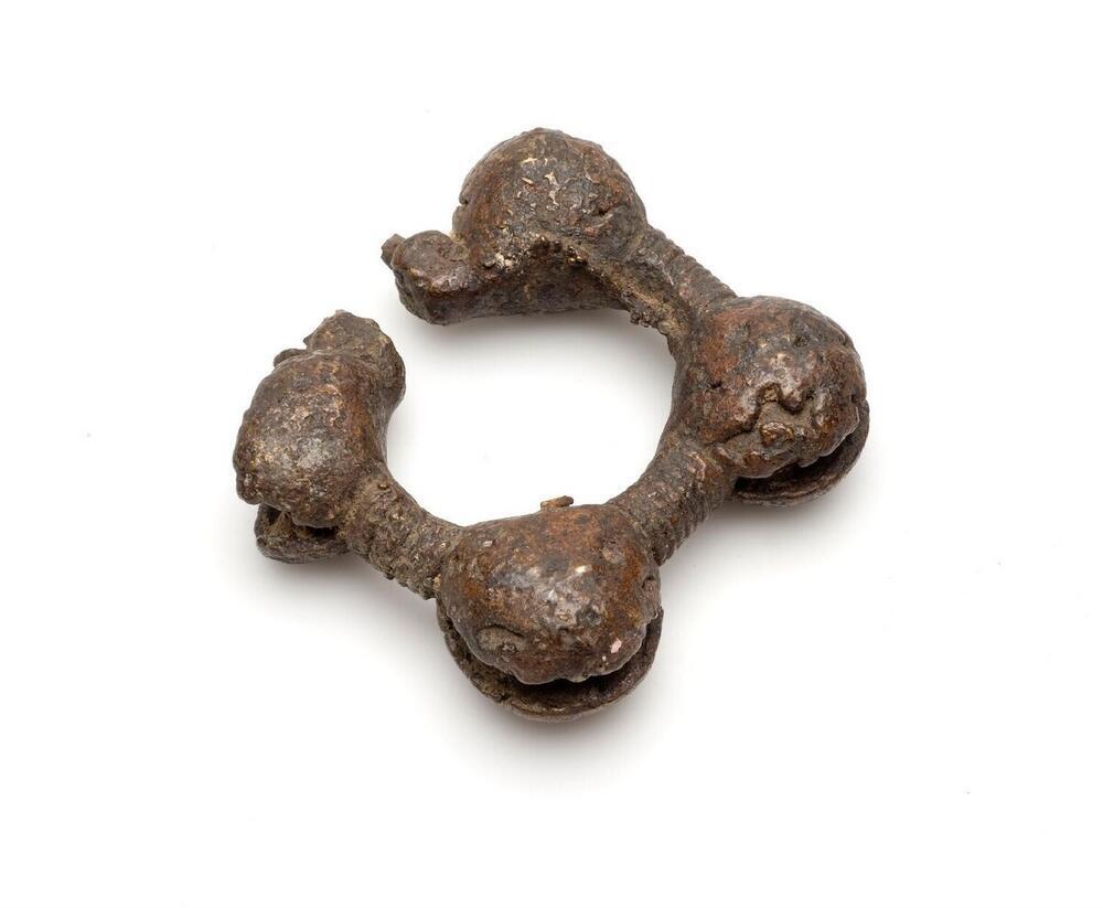 Bronzen armring met schellen