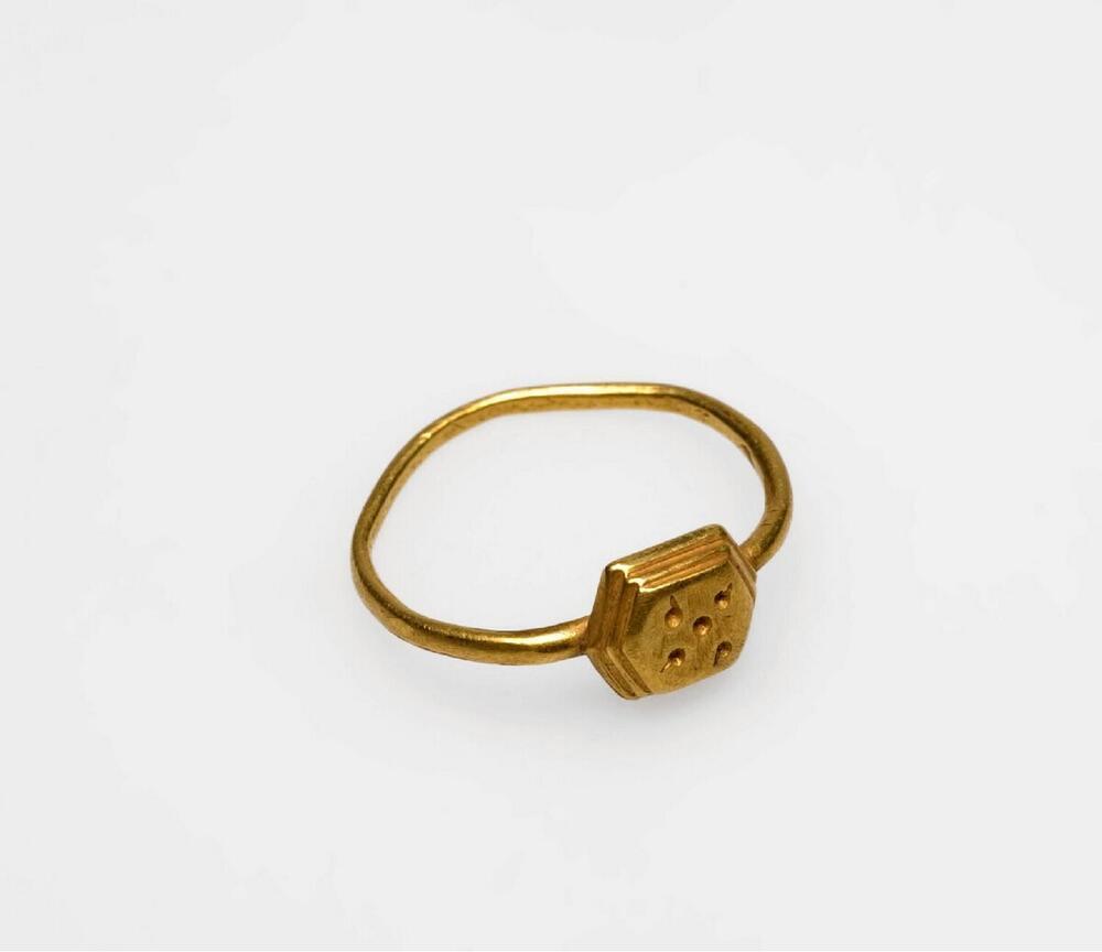 Gouden ring voorzien van zeshoekig stempelkussen met versiering