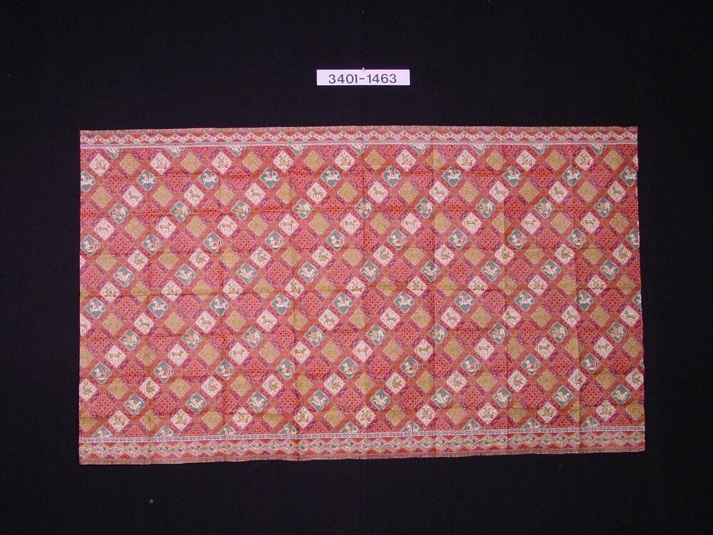 Doek van imitatie batik, met dierfiguren in ruiten