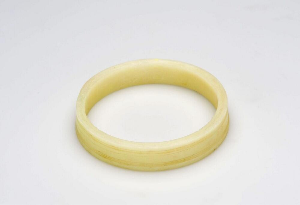 Plastic armband gedragen door vrouwen