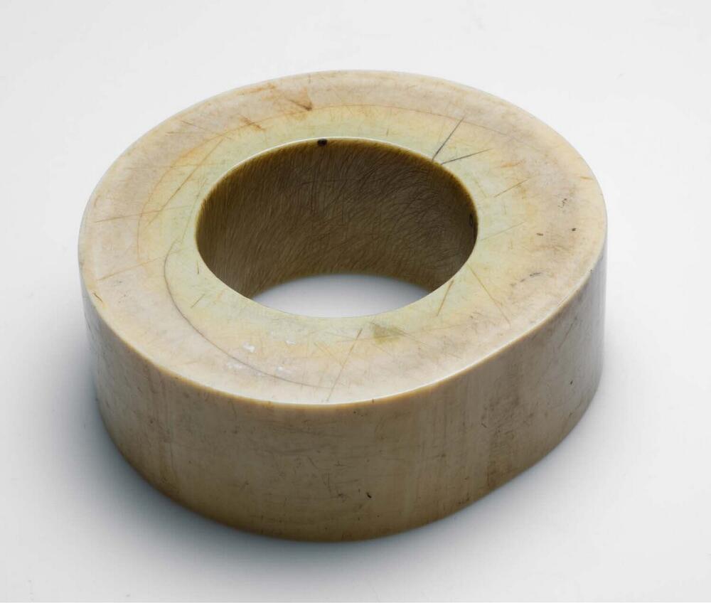 Ivoren ring, vermoedelijk een armband