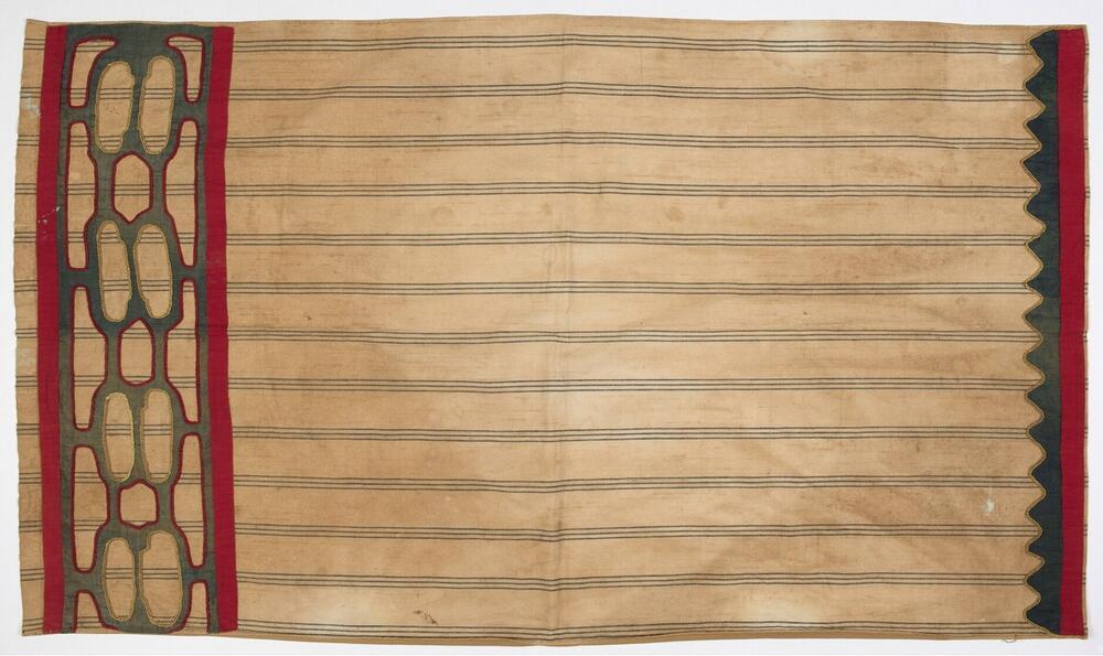 Katoenen doek met streeppatroon en opgenaaide versiering, vermoedelijk gebruikt als lendendoek voor…
