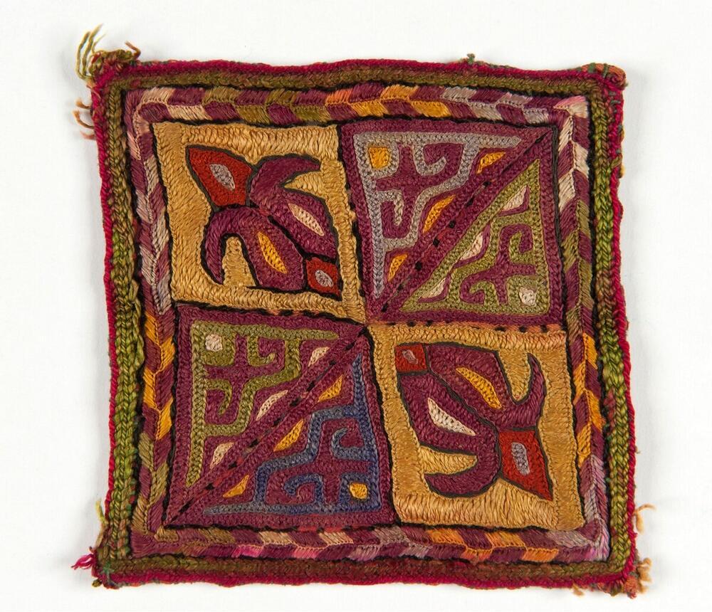 Amulet van textiel met patronen versierd