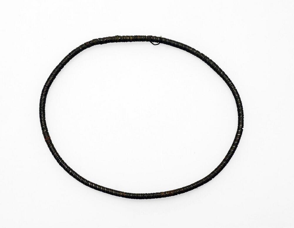 Armband van omwikkeld ijzerdraad