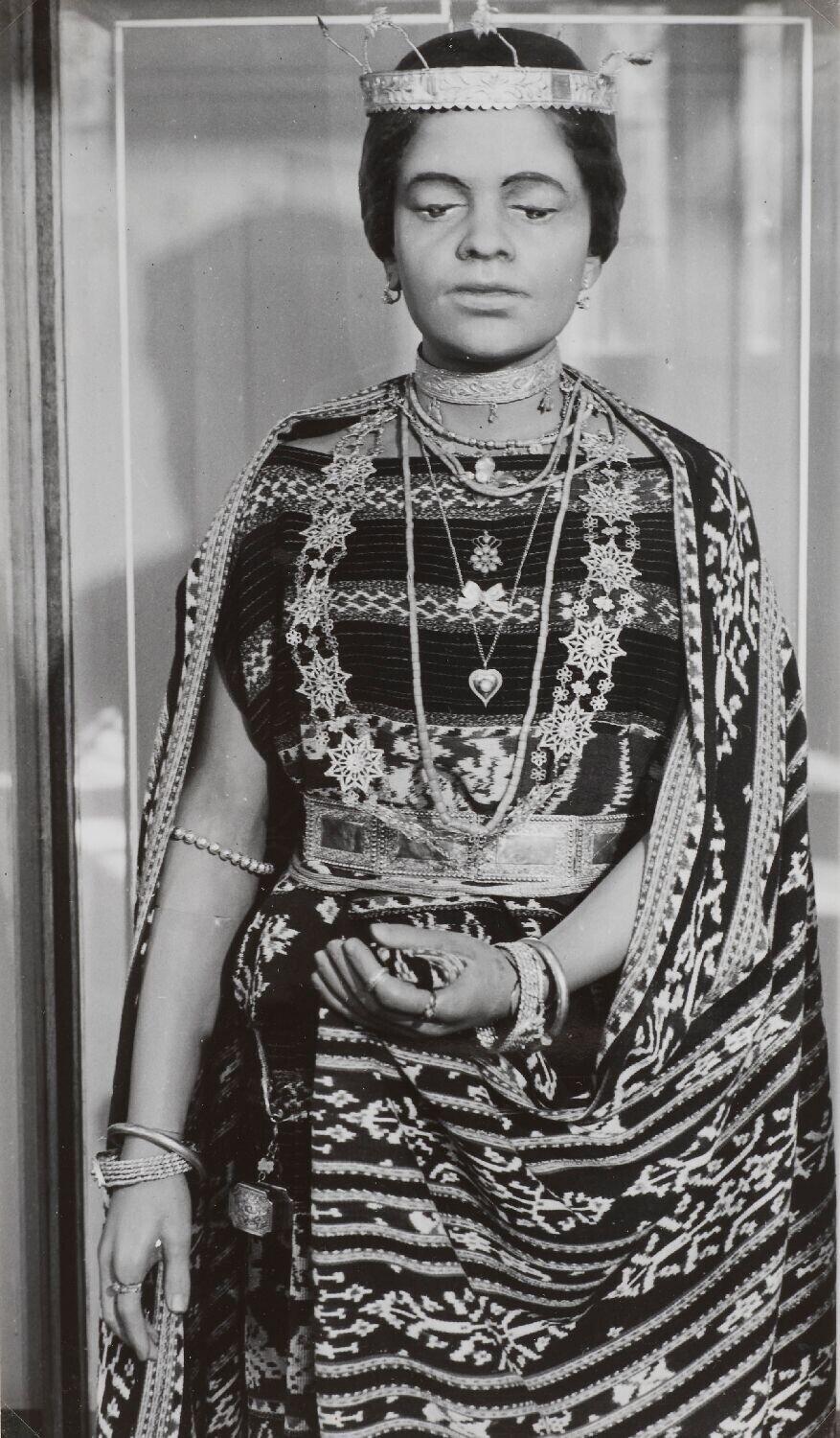 Mannequin representing a woman dressed in clothes from the island Sawu