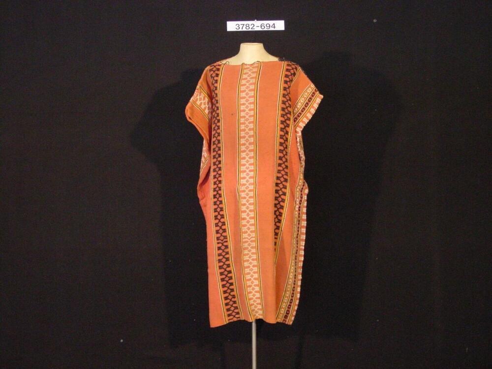 Versierde wollen tuniek, gedragen door de waterdrager