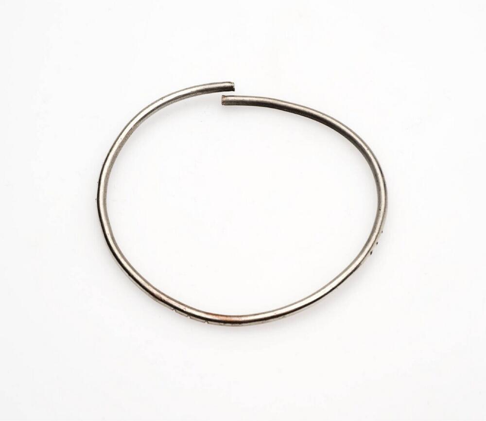 Armband, die gedragen wordt bij het candomblé kostuum voor de godheid Oxalá