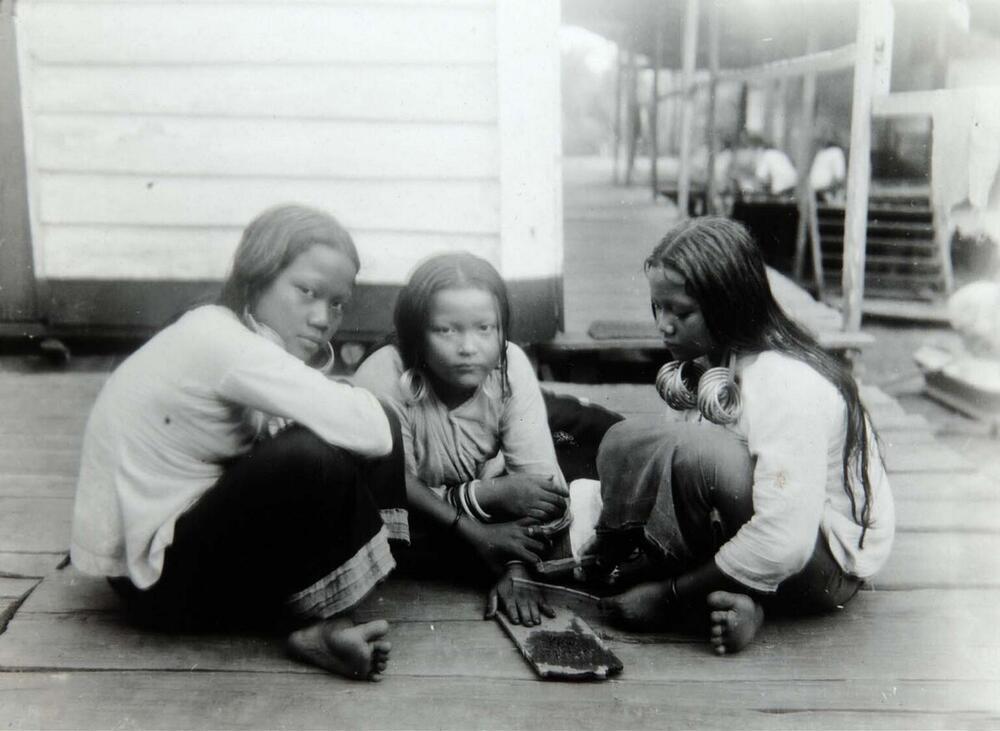 Tatoeëring van de handrug van een Dajak meisje, Borneo