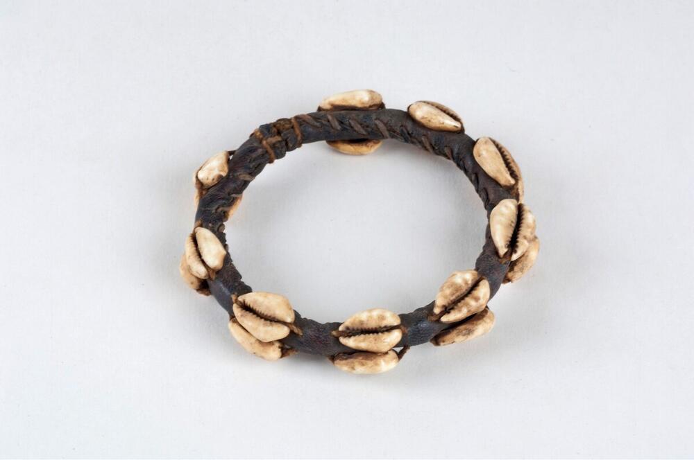 Leren armband met negen paar kaurischelpen