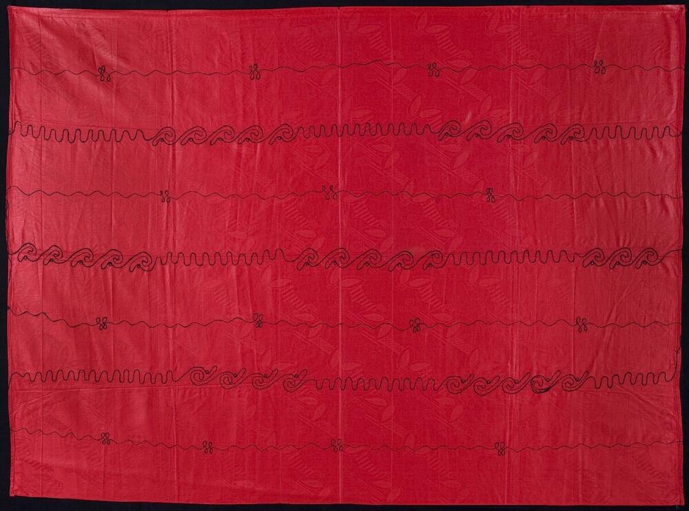Schouderdoek met een ingeweven patroon en geborduurde figuren, gedragen als begrafeniskleding