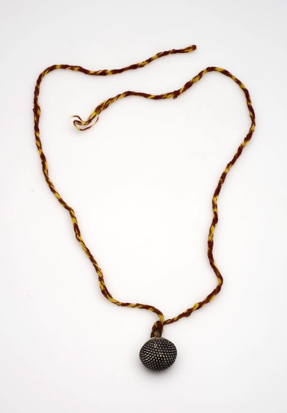 Voorhoofdsieraad met zilveren hanger van een Hindoevrouw