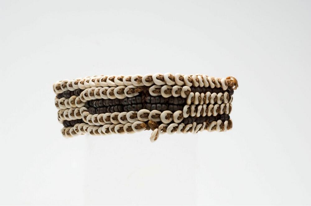 Bovenarmband voor mannen, versierd met vruchtpitten, nassaschelpplaatjes en kralen