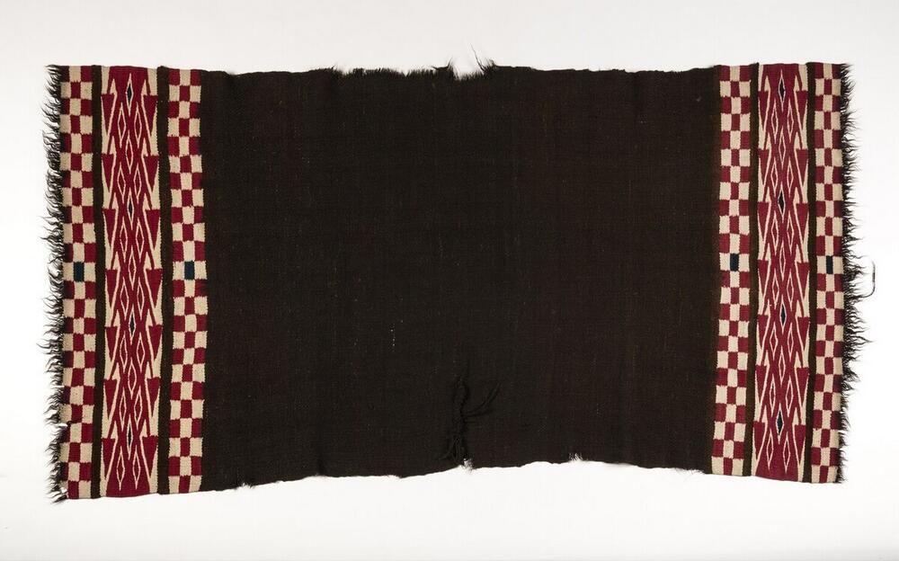 Bruine wollen poncho met geometrische motieven