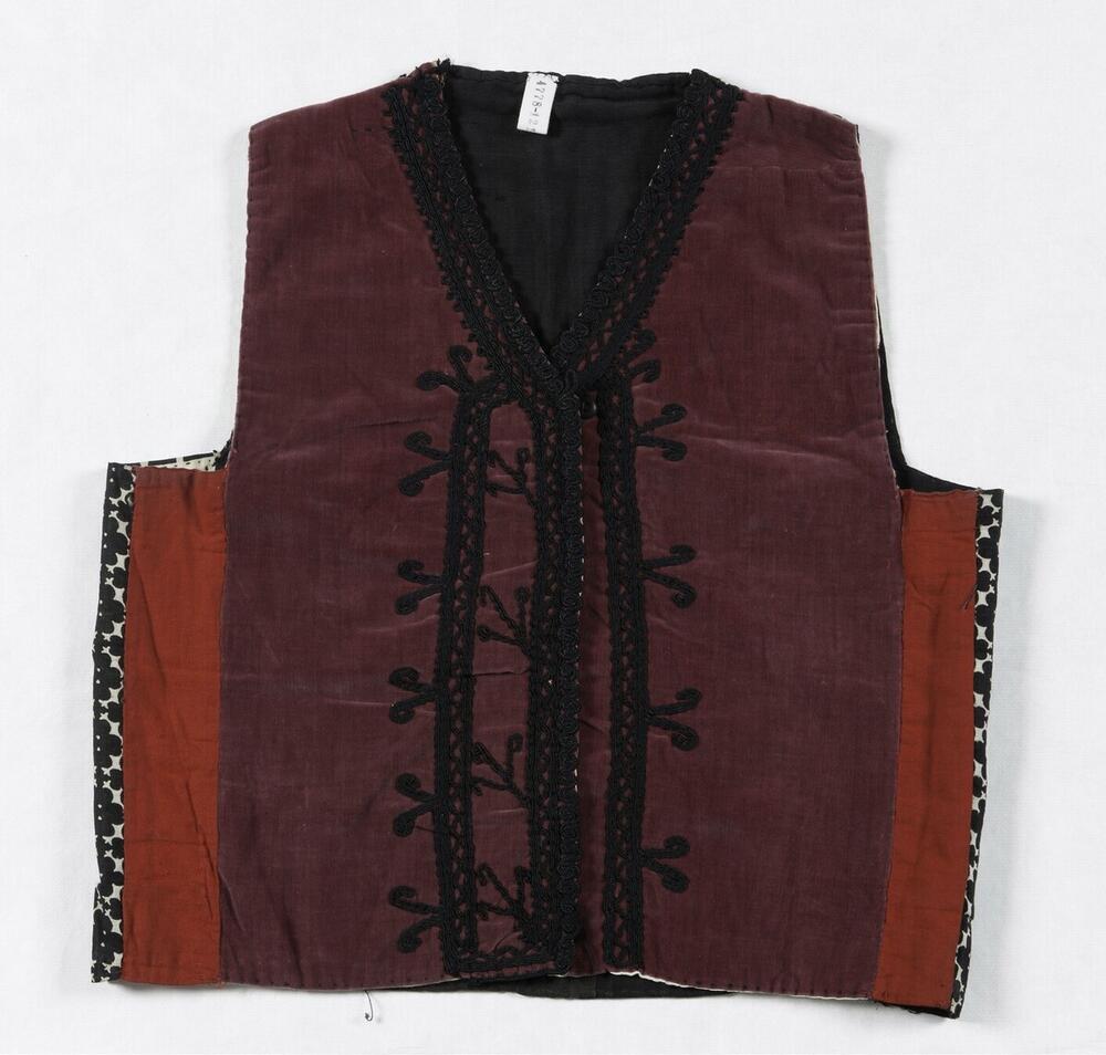 Vest met koordversiering