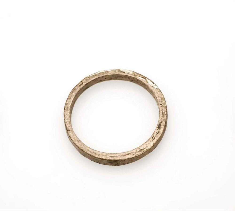 Nikkelen oorring in bewerking