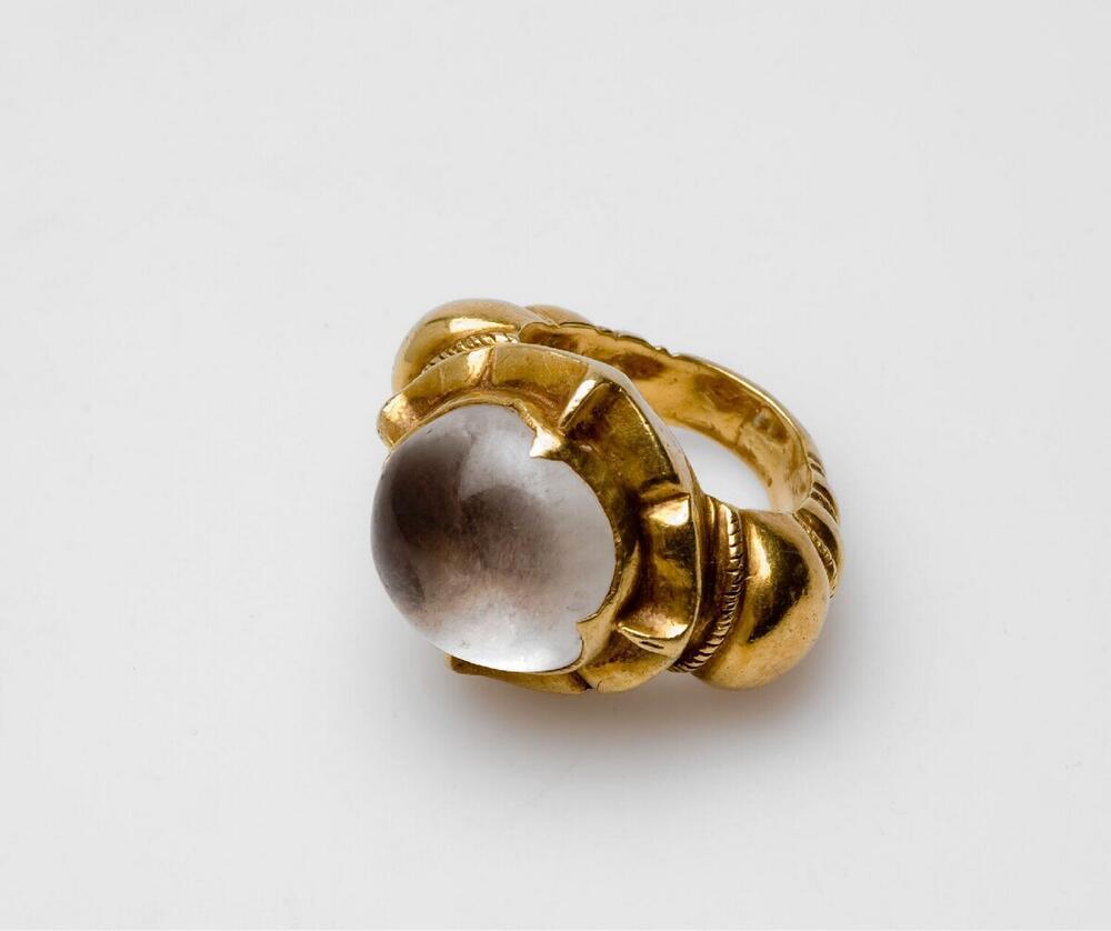 Gouden ring met steen van bergkristal