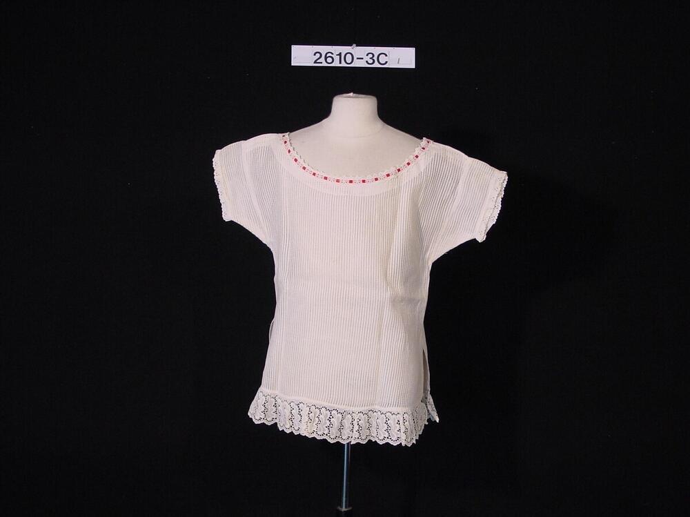 Wit katoenen blouse met korte mouwtjes als onderdeel van een vrouwenkostuum
