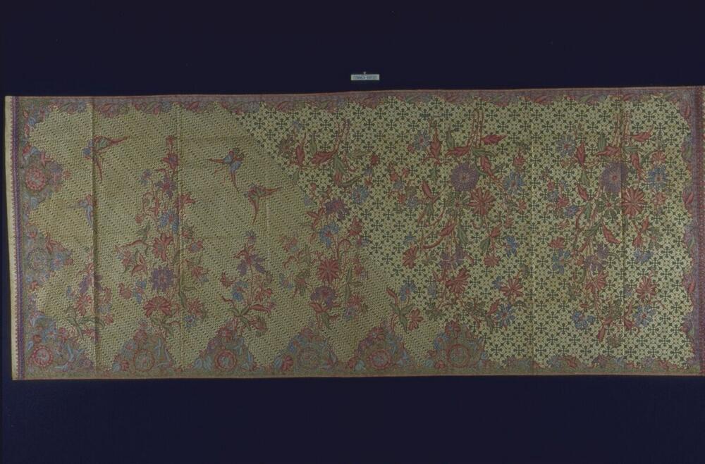 Wikkelrok met florale motieven op verschillende traditionele geometrische ondergrondmotieven