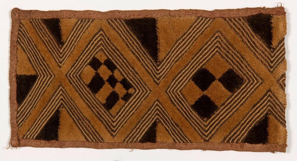 Raffia weefsel, geborduurd met geometrische motieven