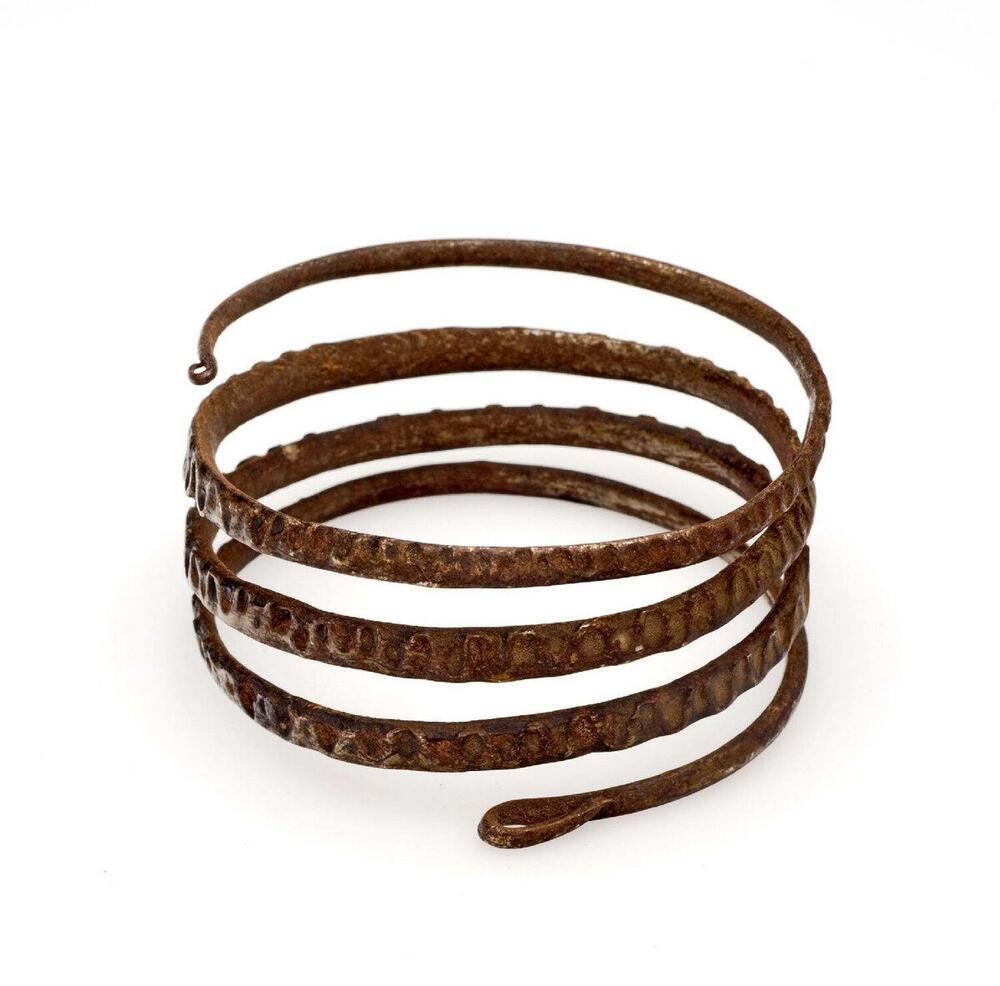 Koperen armband, in spiraal gewonden, versierd met een zigzagmotief