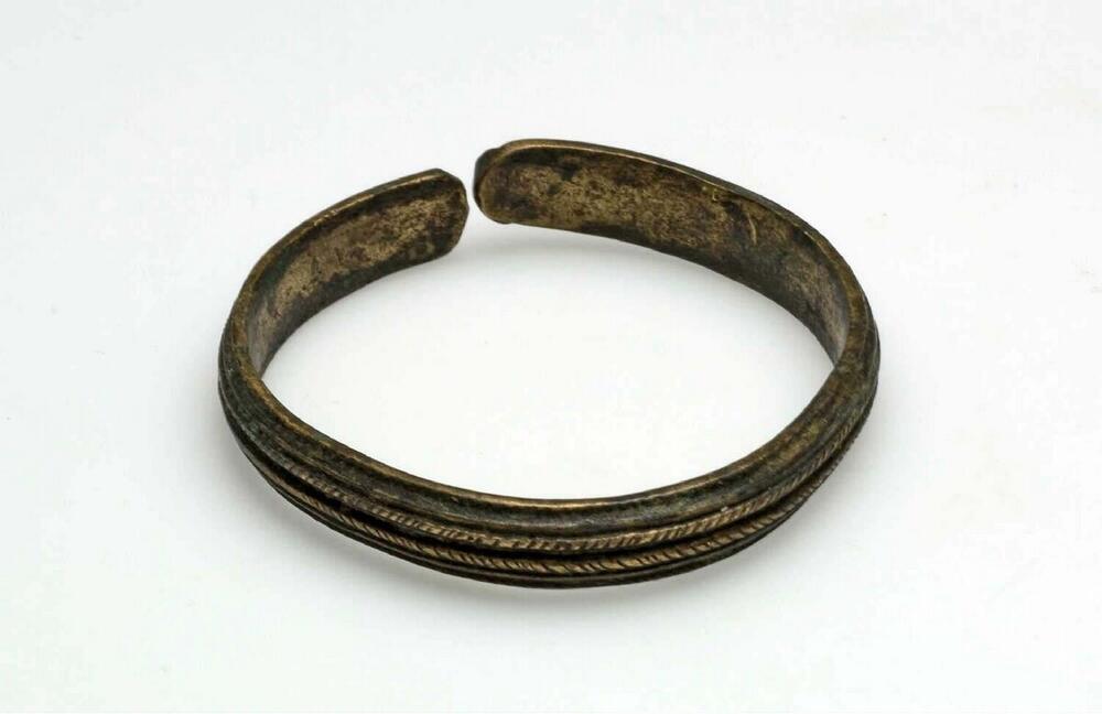 Metalen armband met koordvormige strepen