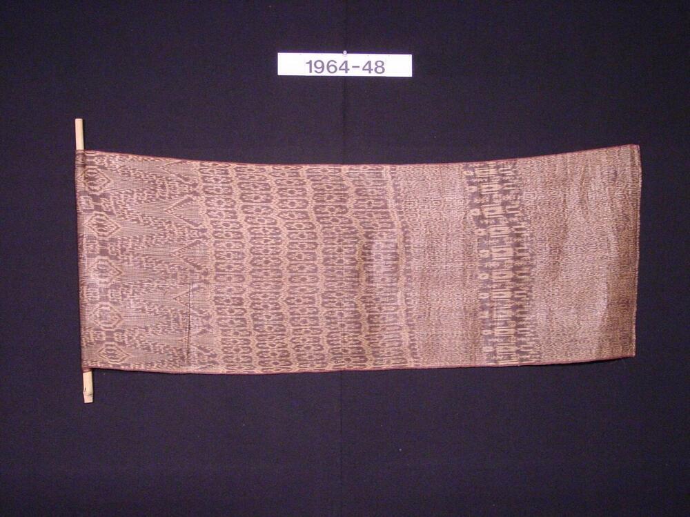 Geglansde doek van abacaweefsel met ornament in schering-ikat