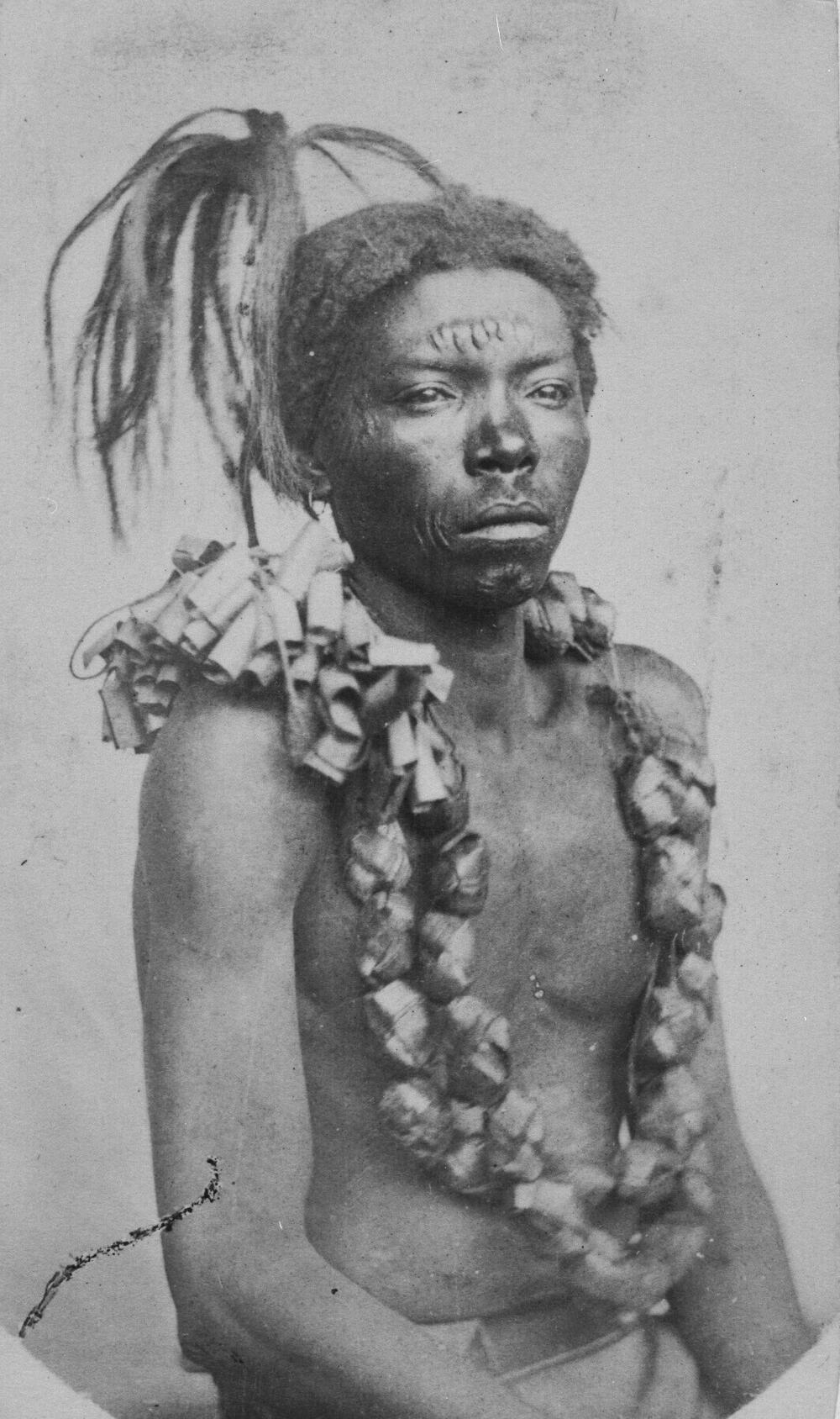 Studioportret van een man met scarificaties, Mauritius