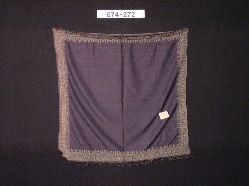 Hoofddoek van donkerblauwe zijde versierd met zilverdraad, wordt als tulband om de koepiah gedragen
