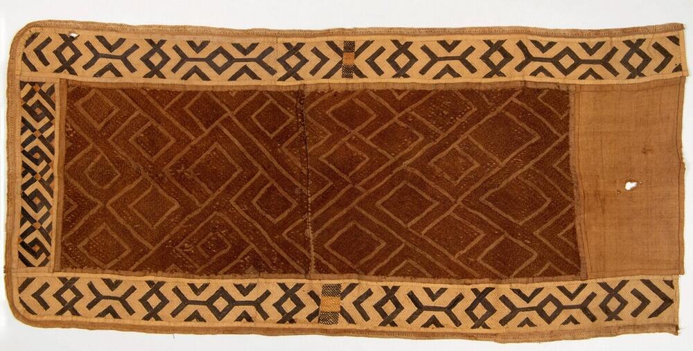 Raffia weefsel, geborduurd met geometrische motieven, vermoedelijk een vrouwenrok