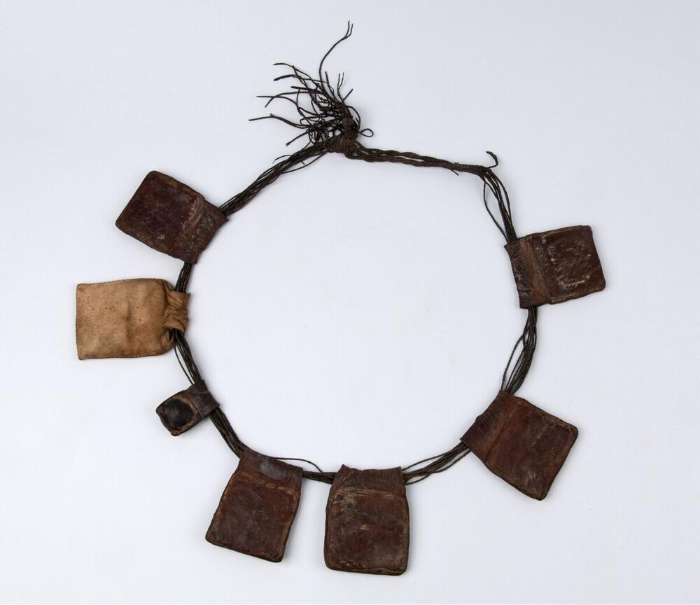 Amulethanger van leer