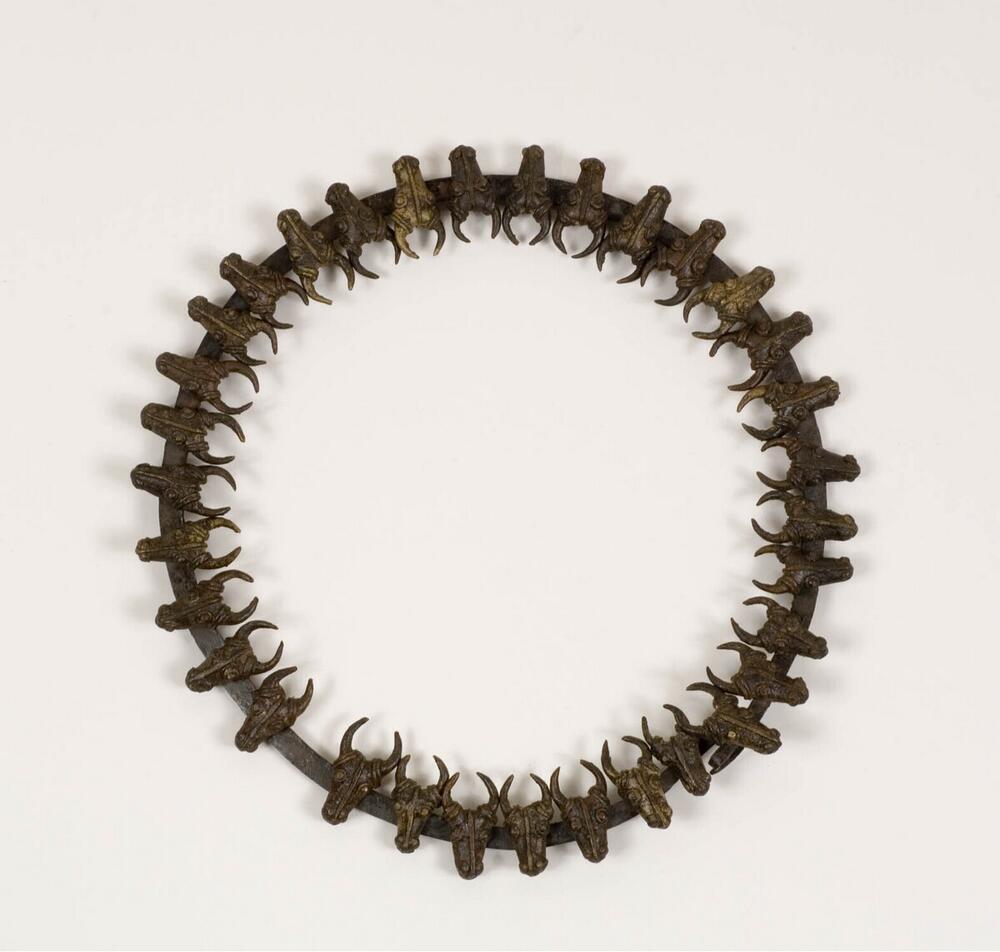 Halsketting met buffelkoppen als hangertjes
