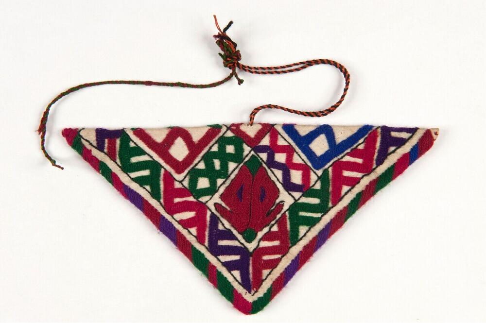Amulet van textiel met patronen versierd