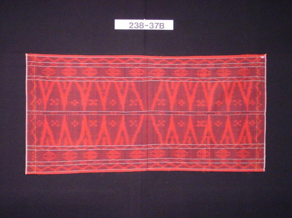 Gedeelte van een katoenen kokerrok met geometrische motieven in inslagikat