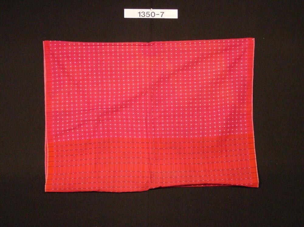 Heupdoek van rood katoen met witte, flottant ingeweven motieven