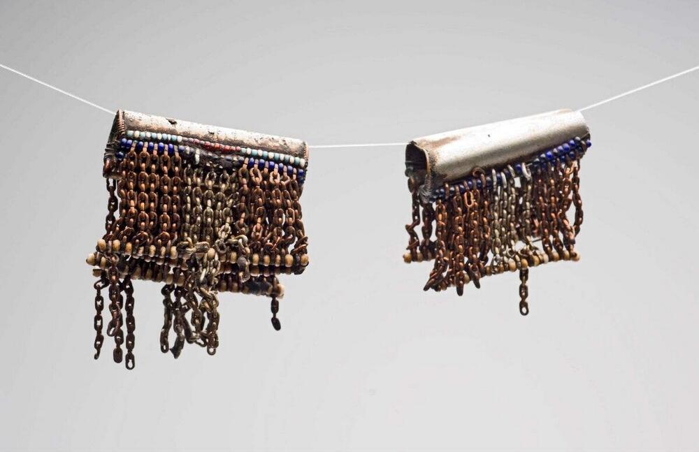 Metalen oorhanger, onderdeel van een set