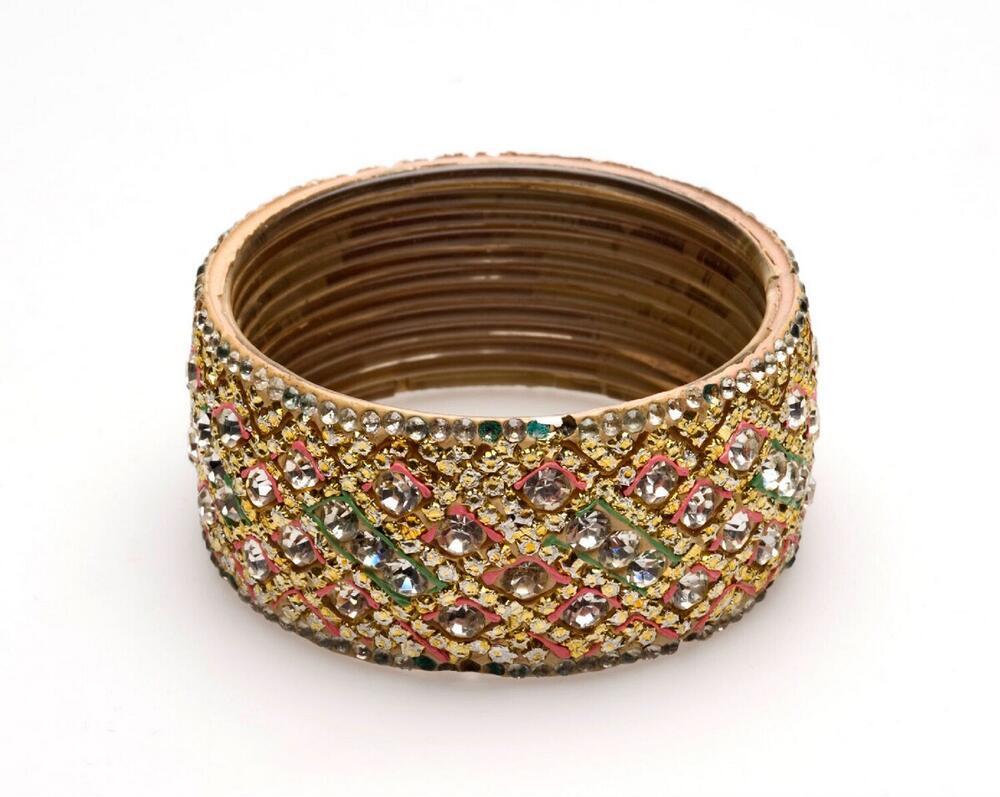 Glazen armband bezet met steentjes, onderdeel danskostuum voor de Bharat Natyamdans
