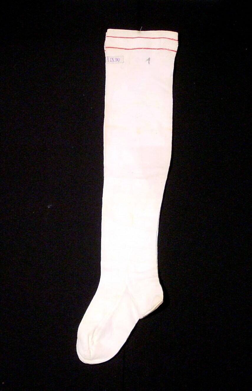 Een paar wit katoenen kousen, behorende bij een wit kostuum