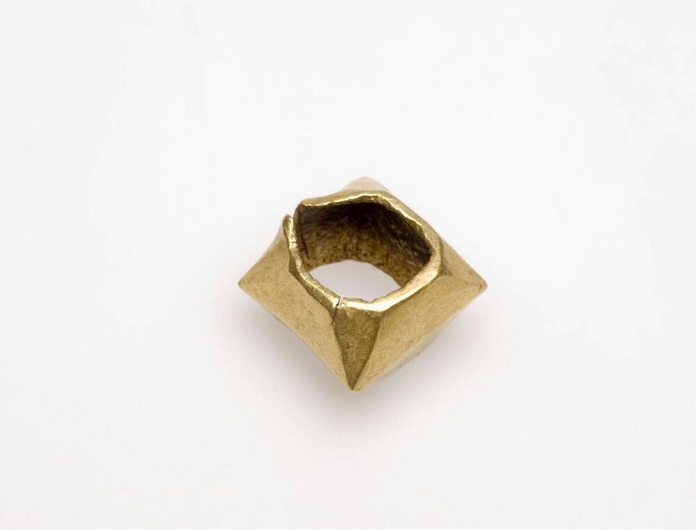 Gouden oorring voorzien van piramidevormige punten