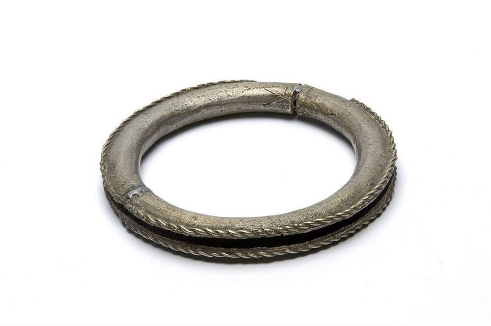 Rinkelende enkelband van vertind koper