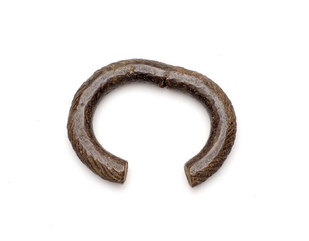 Bronzen arm- of beenring