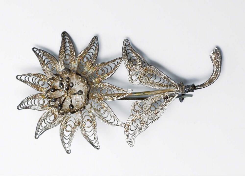 Zilveren broche, in de vorm van een bloem